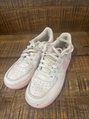 Nike Low-Top Sneakers in White and Light Pink